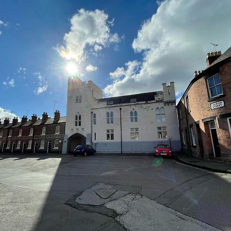 Chester Stays - Best Value Apartment With Free Parking In The Heart Of Честер Экстерьер фото